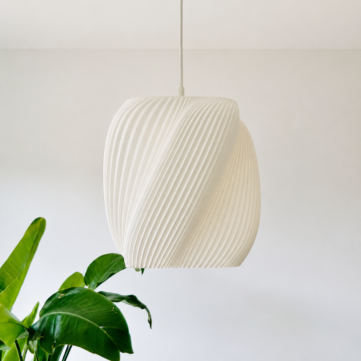 Pendente Mox Decor ARYZ Divide em cúpula branca estriada em espiral, suspenso em ambiente claro